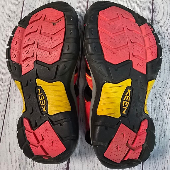Keen sz 6.5 Red and Black Waterproof Sandals - Picture 8 of 8